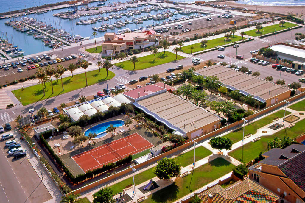 Vista aérea del Hotel Playa Canet junto al puerto y la playa de Canet d’en Berenguer